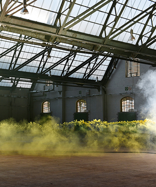 OTTOMURA emphasizes industrial art brussels venue with colored smoke