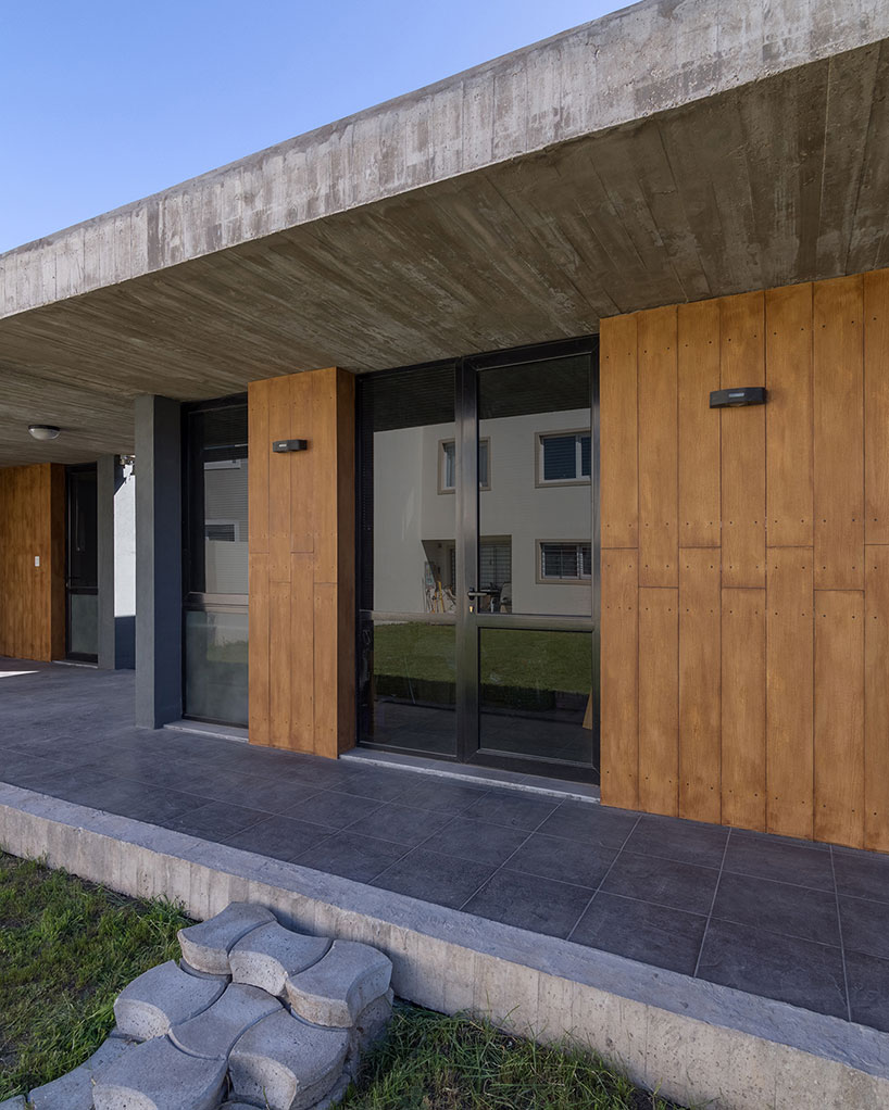 estudio moire encloses atelier gael in light-filled concrete shell