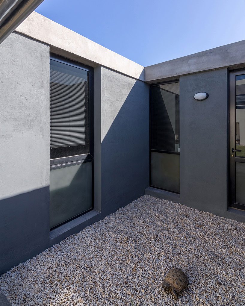 estudio moire encloses atelier gael in light-filled concrete shell