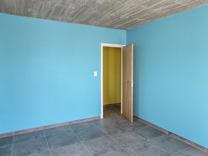 estudio moire encloses atelier gael in light-filled concrete shell