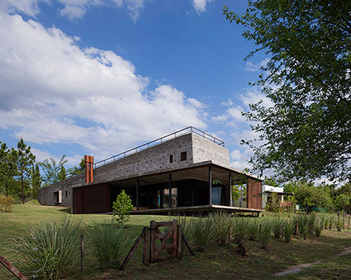 fkb arquitectos' casa en santa monica formed of intersecting concrete volumes