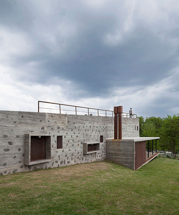 fkb arquitectos' casa en santa monica formed of intersecting concrete volumes