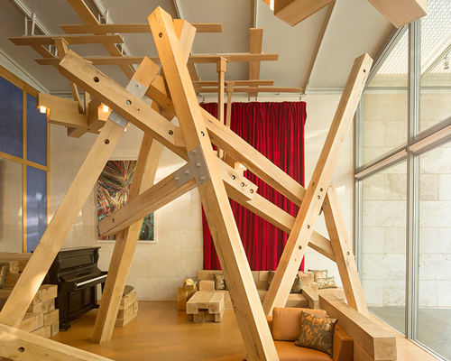 timber installation by edwin chan transforms the nasher sculpture center in dallas