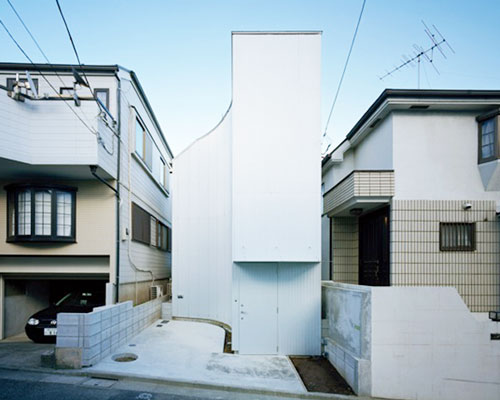 flathouse's nami nami dwelling built for an elderly couple in tokyo
