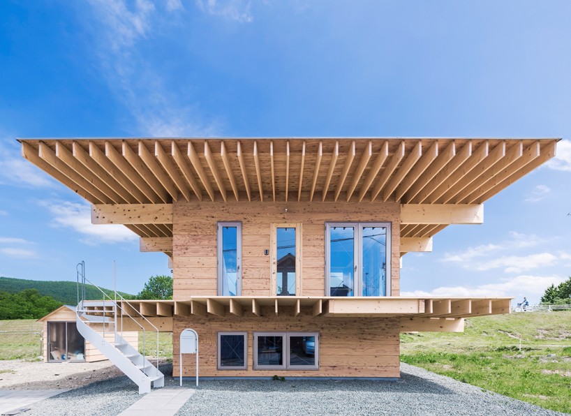 jun igarashi tops japanese residence with an oversized hat roof