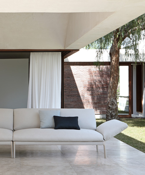 lievore altherr molina makes outdoor living easy with livit sofa + falcata table for expormim