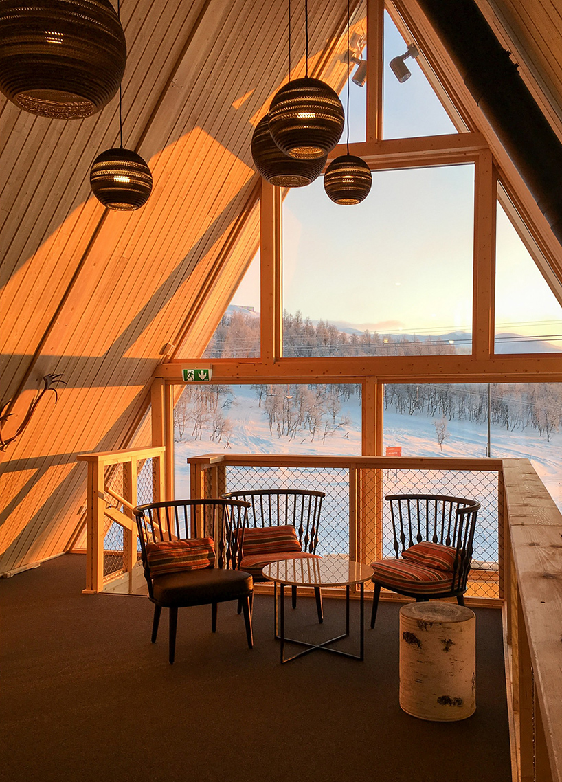 murman-arkitekter-mountain-restaurant-bjork-hemavan-sweden-designboom-02