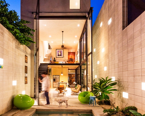 taller estilo installs double height glass doors to concrete dwelling in mexico city