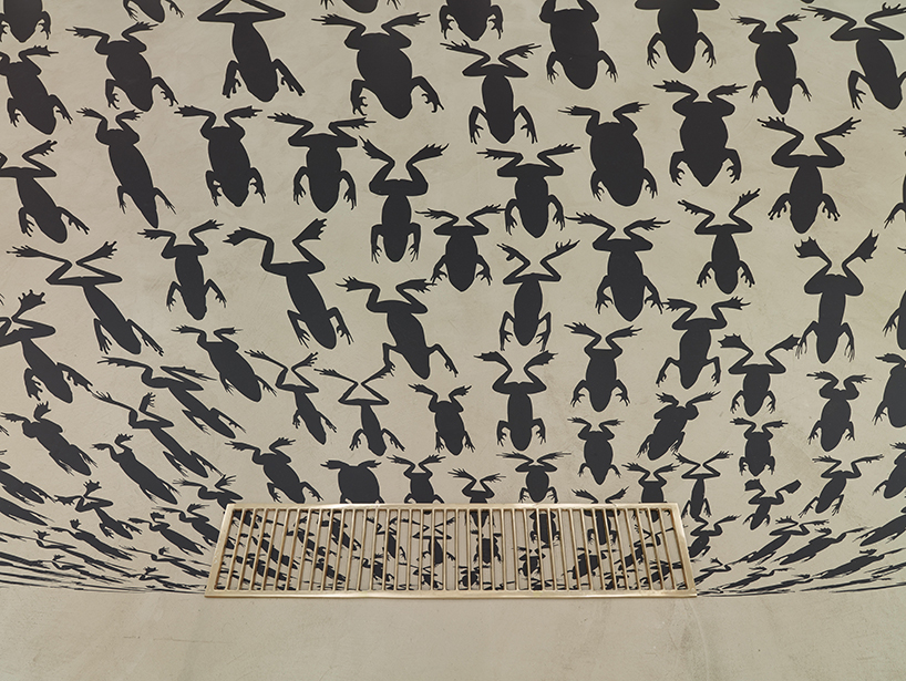 regina-silveira-alexander-gray-amphibia-designboom-04