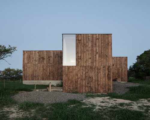 ricardo torrejon forms casa CML as a refined weekend retreat in chile