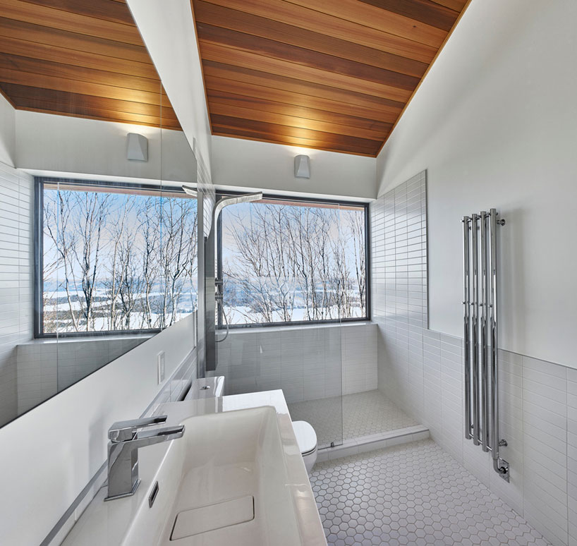 robitaillecurtis-laurentian-ski-chalet-montreal-designboom-02