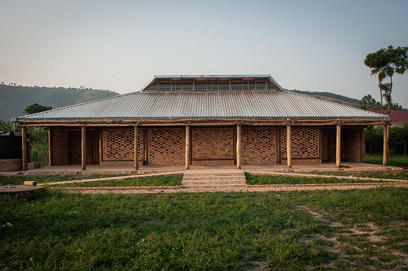 ross-langdon-health-education-centre-uganda-studio-FH-architects-designboom-02