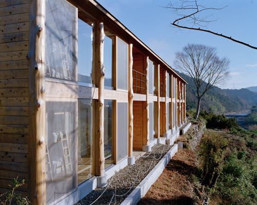satoru ito supports japanese mountain lodge with natural log frame