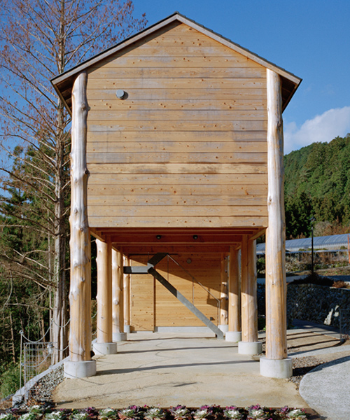 satoru ito supports japanese mountain lodge with natural log frame