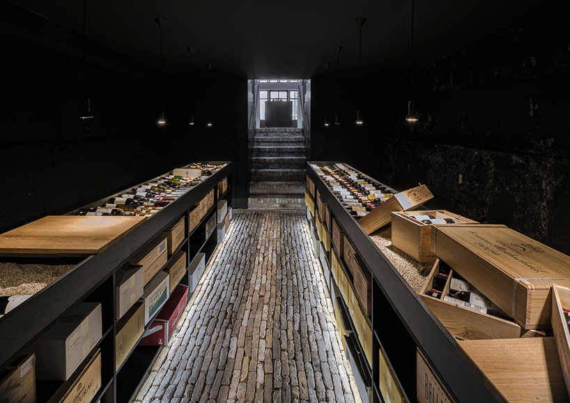studio-aaan-wijn-aan-de-kade-wine-shop-interiors-rotterdam-designboom-02