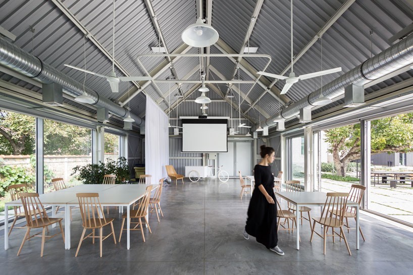 autori-house-c-serbia-meeting-place-designboom-01