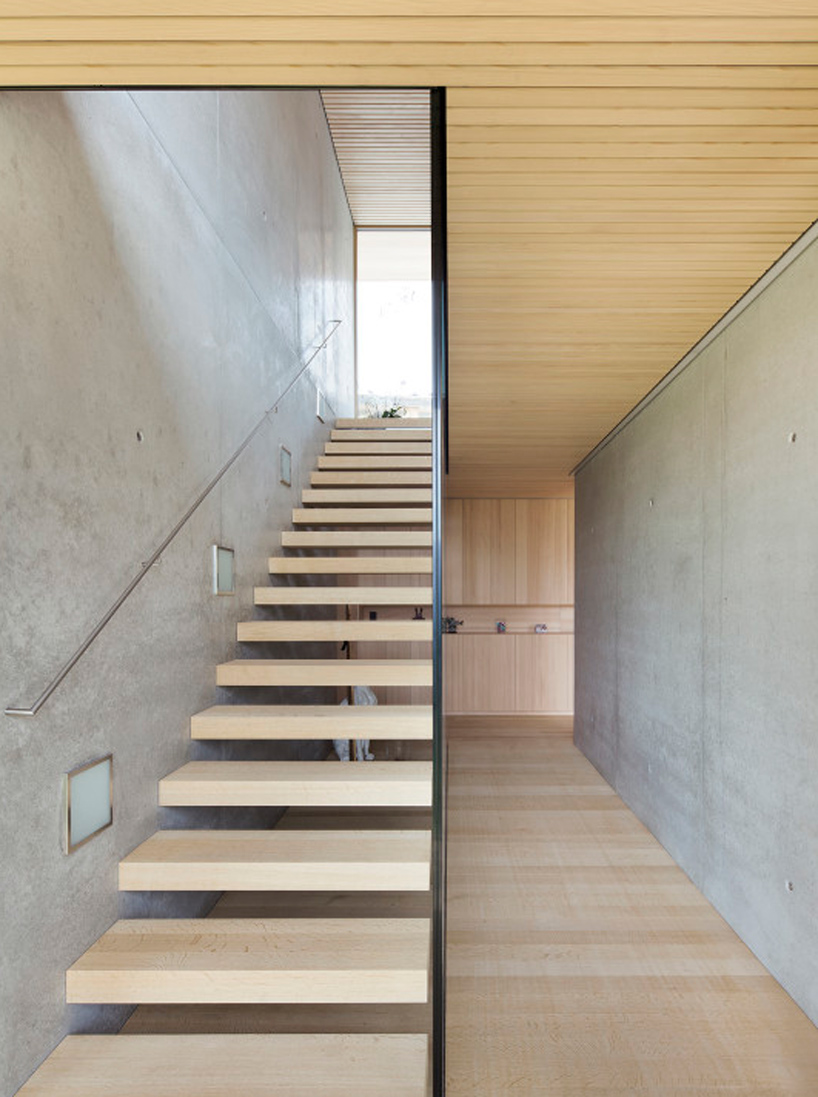 dietrich | untertrifaller recesses garage into wooden hill-edge ...