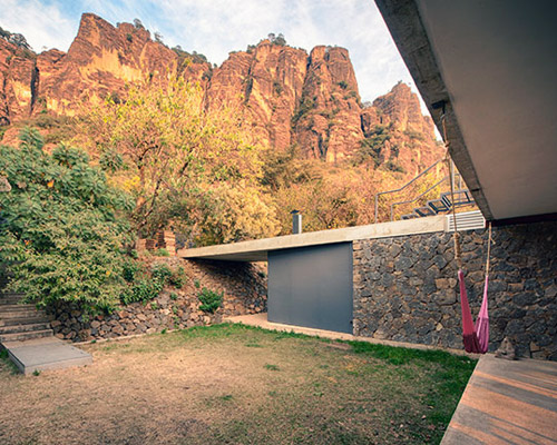 EDAA constructs casa meztitla with pivoting glass walls