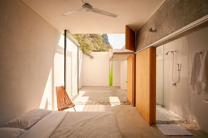 EDAA constructs casa meztitla with pivoting glass walls