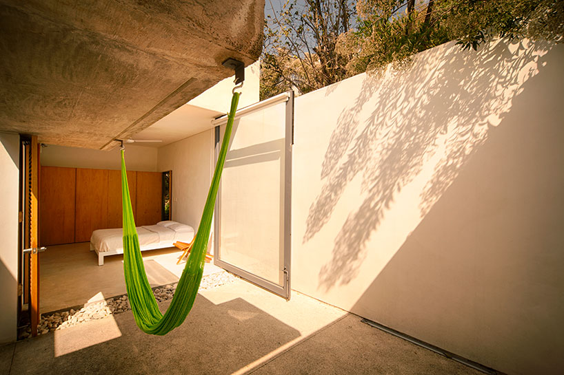 EDAA constructs casa meztitla with pivoting glass walls