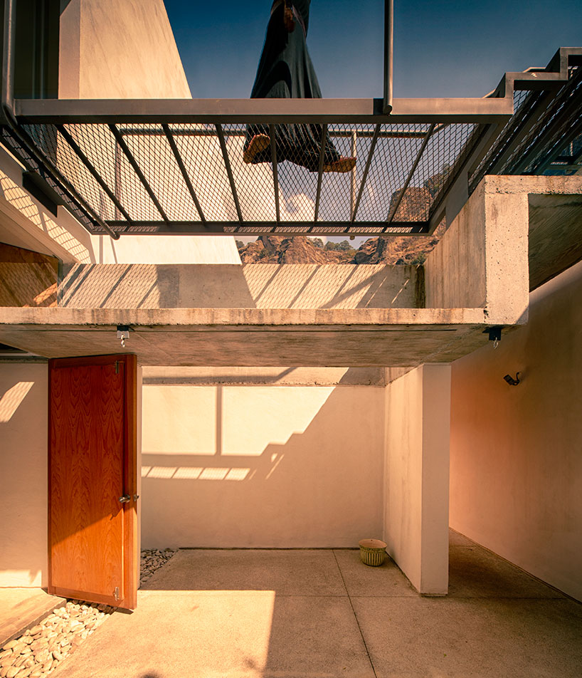 EDAA constructs casa meztitla with pivoting glass walls