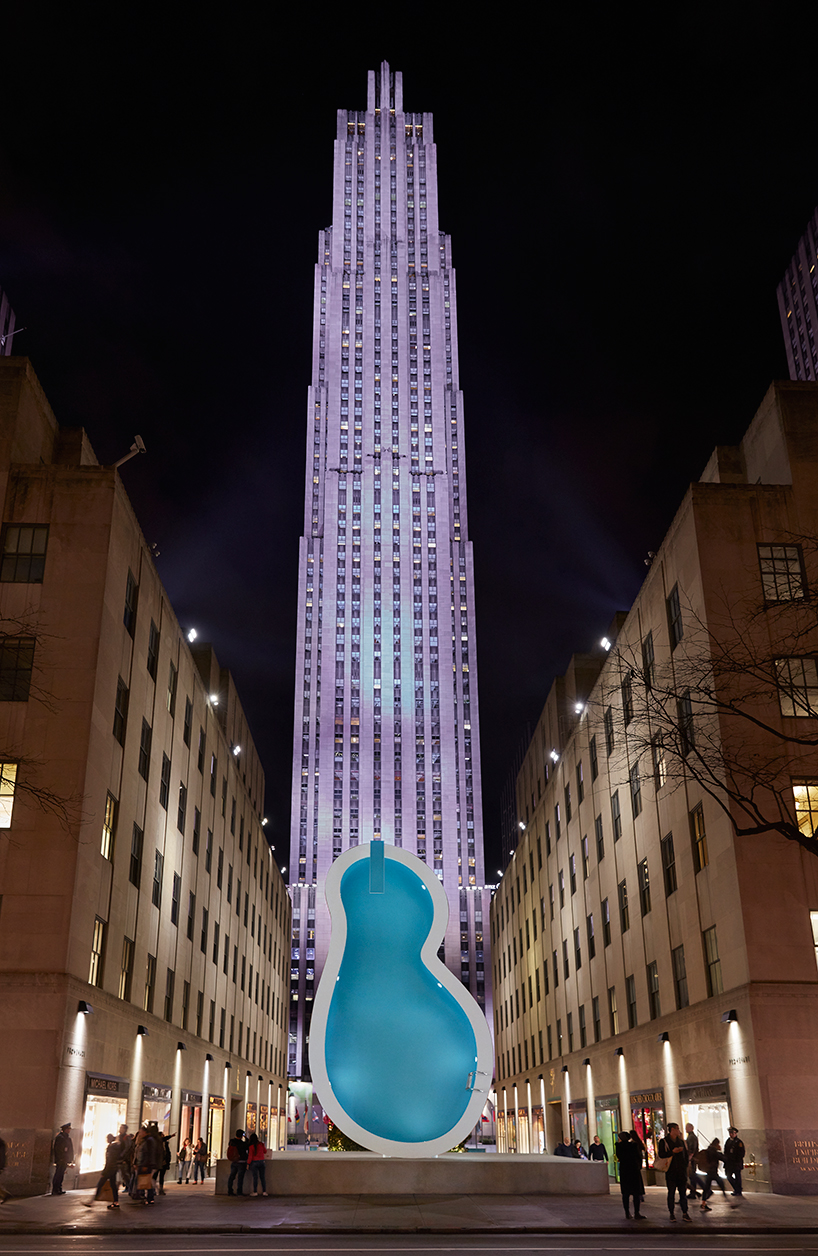 elmgreen-dragset-van-gogh-ear-rockefeller-center-new-york-designboom-02
