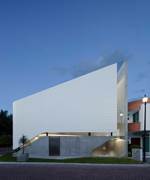 dynamic villa vortex designed by paulo flores & ggarchitects