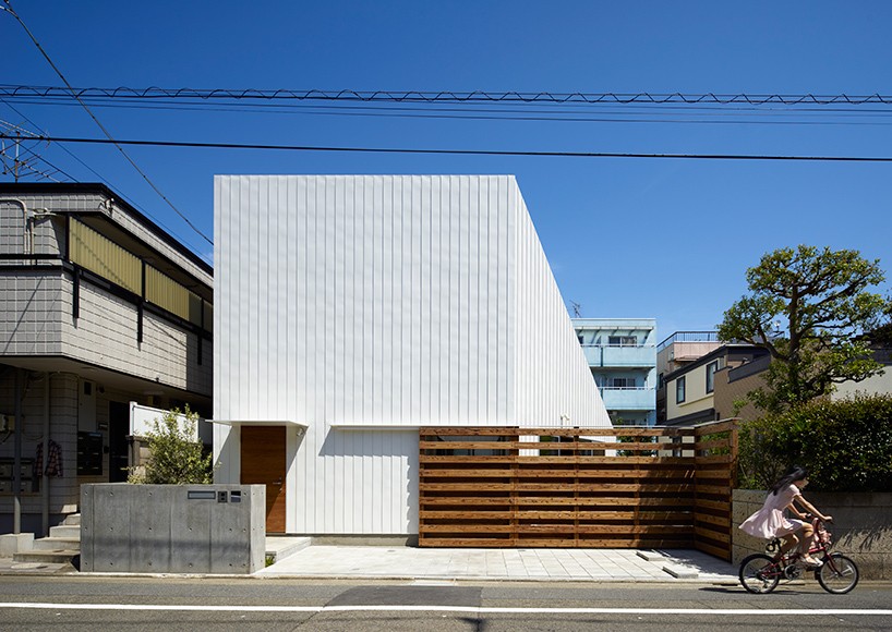 kumiko inui conceals house O's interior with folded façade