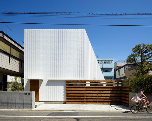 kumiko inui conceals house O's interior with folded façade