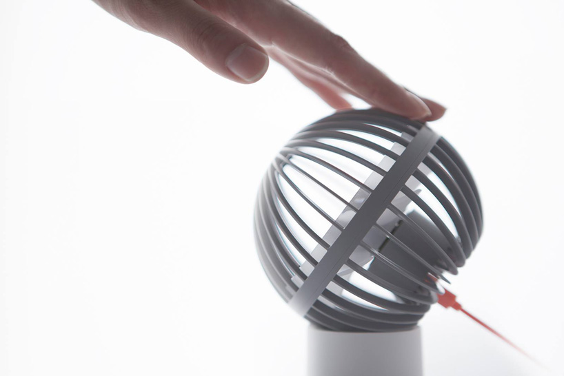 korean-studio-11+-unveils-micro-USB-powered-O-fan-designboom