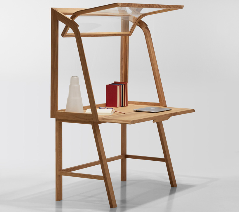 secretello desk by michele de lucchi for molteni&c showcases the user's personal display of tools