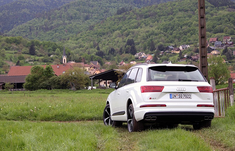 AUDI-SQ7-test-drive-designboom-02