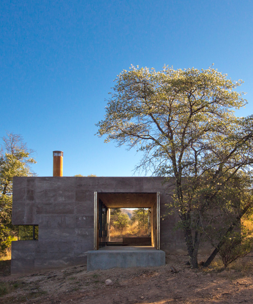 DUST custom builds an off-grid arizona dwelling from volcanic rock