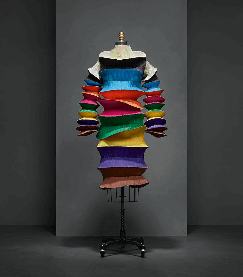 OMA-rem-koolhaas-metropolitan-museum-of-art-costume-institute-manus-x-machina-designboom-012