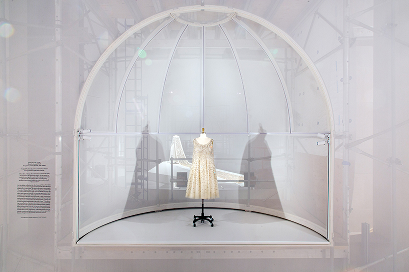 OMA-rem-koolhaas-metropolitan-museum-of-art-costume-institute-manus-x-machina-designboom-01