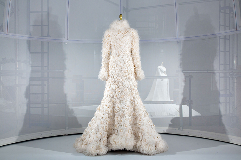 OMA-rem-koolhaas-metropolitan-museum-of-art-costume-institute-manus-x-machina-designboom-02