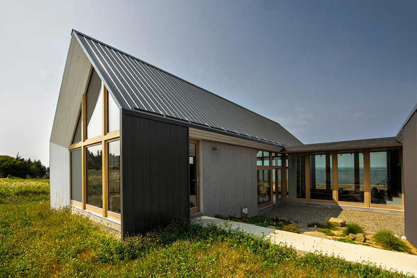 YH2-yiacouvakis-hamelin-architectes-les-jumelles-the-twins-house-caraquet-canada-designboom-09