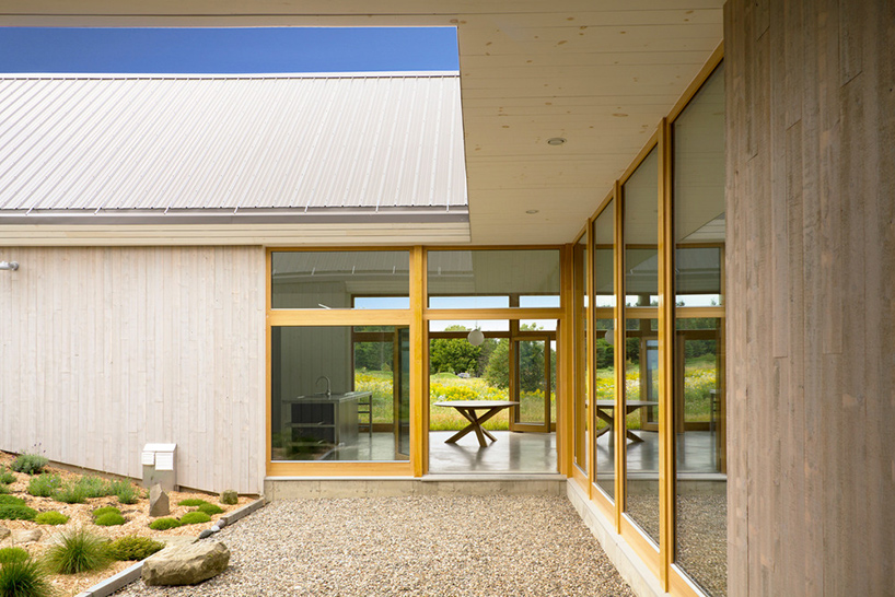 YH2-yiacouvakis-hamelin-architectes-les-jumelles-the-twins-house-caraquet-canada-designboom-09