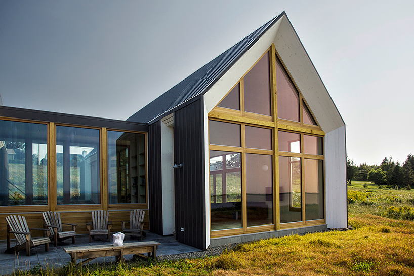 YH2-yiacouvakis-hamelin-architectes-les-jumelles-the-twins-house-caraquet-canada-designboom-09