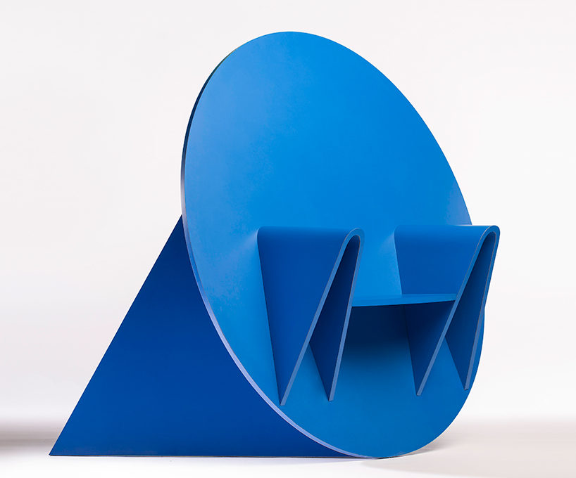 adam whittaker builds 'en throne' chair from bold blue geometries