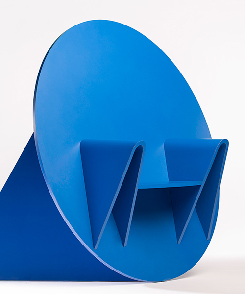 adam whittaker builds 'en throne' chair from bold blue geometries