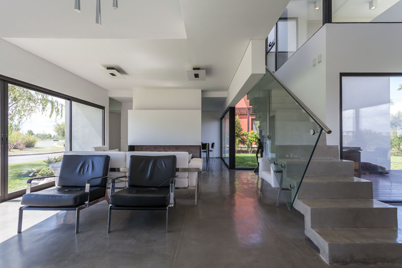 besonias-almeida-arquitectos-san-benito-house-argentina-designboom-02