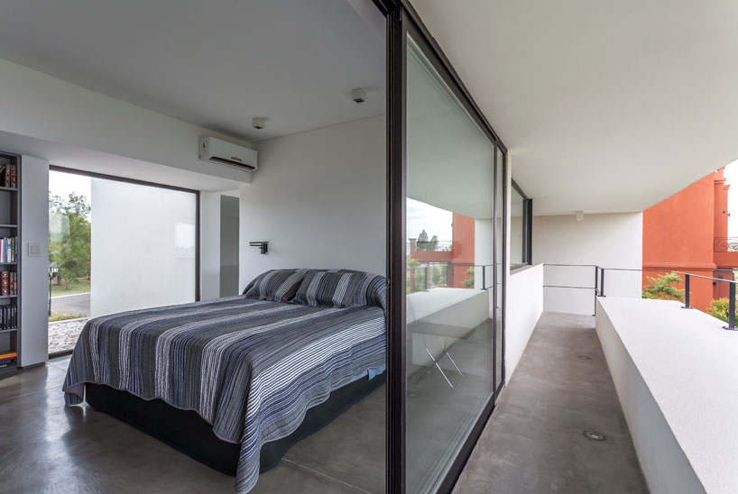 besonias-almeida-arquitectos-san-benito-house-argentina-designboom-02