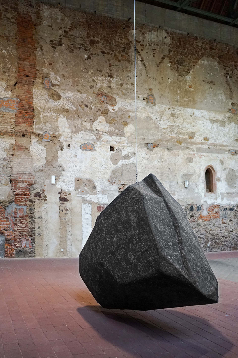 borgman-lenk-wurf-leipzig-monastere-stone-installation-designboom-02