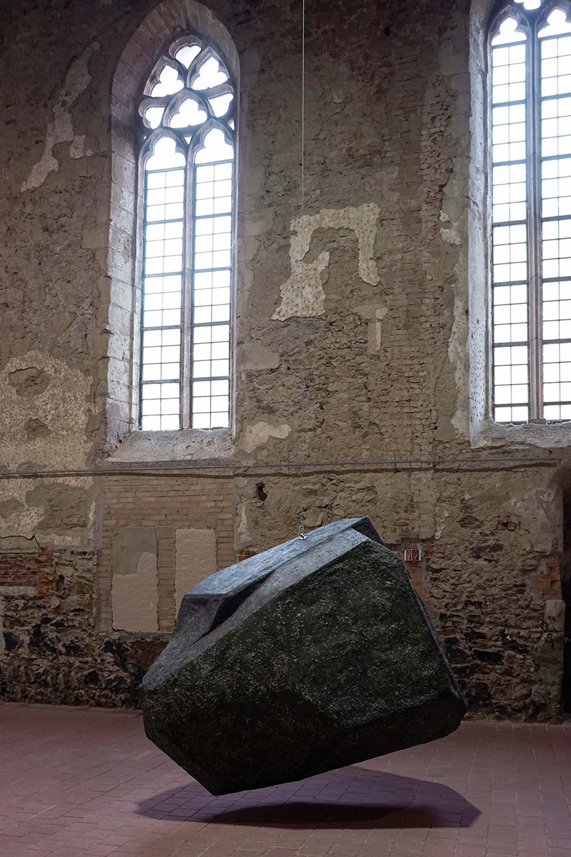 borgman-lenk-wurf-leipzig-monastere-stone-installation-designboom-02