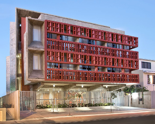 sand & shopping are steps away from the dream inn by CDP arquitectos