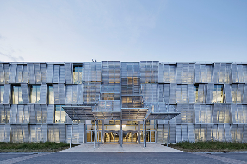 dominique-perrault-new-mechanics-hall-EPFL-ecole-polytechnique-federale-de-lausanne-switzerland-designboom-01