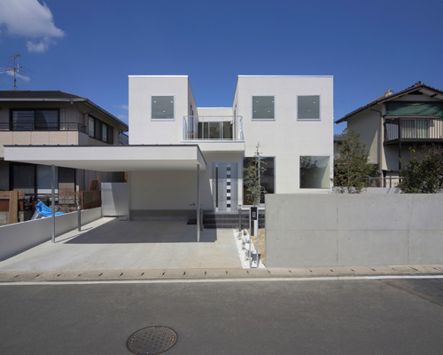 yoshitaka uchino & YDS architect's house K uses a second floor terrace to expel light below