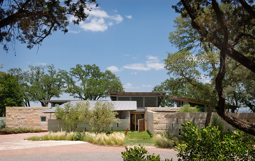 lake-flato-hillside-house-austin-texas-designboom-02