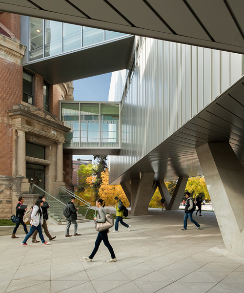 patkau architects supports the ARTlab at university of manitoba with V-shaped columns